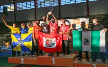 Equipe de São Jose campeã no Taekwondo Masculino, com Itajaí em segundo e Chapecó em terceiro. (Foto: Divulgação Fesporte)